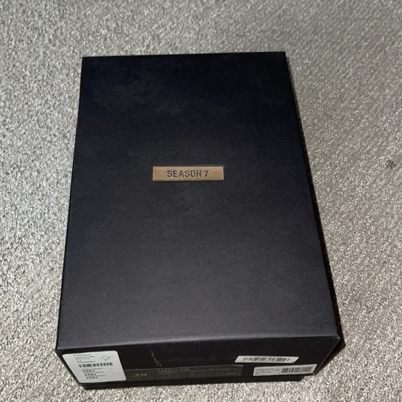 BNWT YEEZY BOOTS - Picture 5 of 9